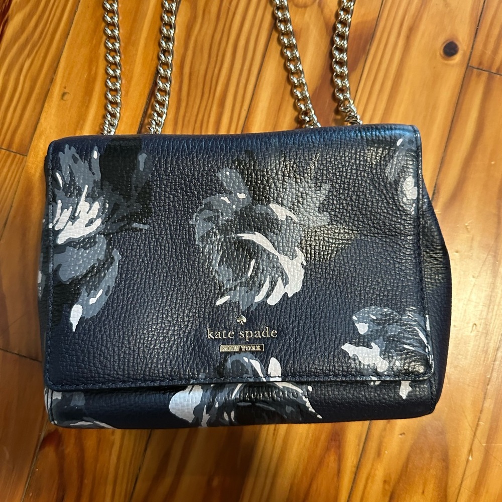 Kate Spade Blue Roses Top Handle
Small Crossbody